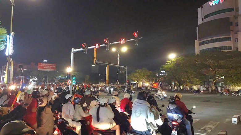Người d&acirc;n cả nước xuống đường mừng tuyển Việt Nam v&ocirc; địch AFF Cup lần thứ 3- Ảnh 12.