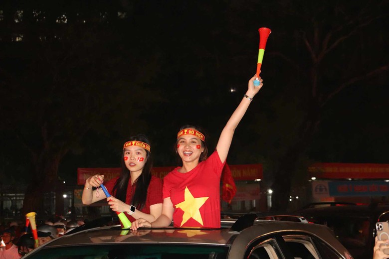 Người d&acirc;n cả nước xuống đường mừng tuyển Việt Nam v&ocirc; địch AFF Cup lần thứ 3- Ảnh 5.
