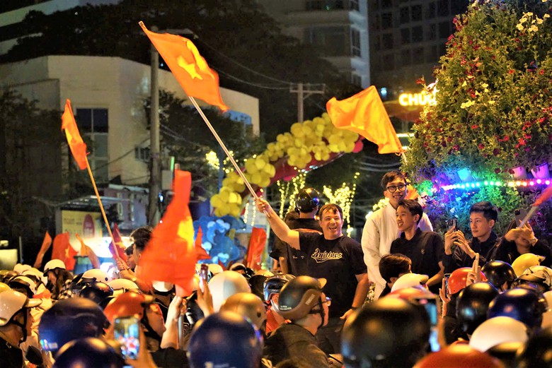Người d&acirc;n cả nước xuống đường mừng tuyển Việt Nam v&ocirc; địch AFF Cup lần thứ 3- Ảnh 11.