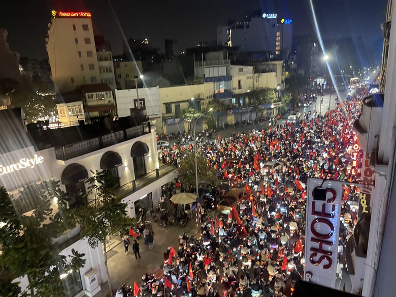 Người d&acirc;n cả nước xuống đường mừng tuyển Việt Nam v&ocirc; địch AFF Cup lần thứ 3- Ảnh 2.