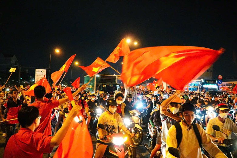 Người d&acirc;n cả nước xuống đường mừng tuyển Việt Nam v&ocirc; địch AFF Cup lần thứ 3- Ảnh 3.