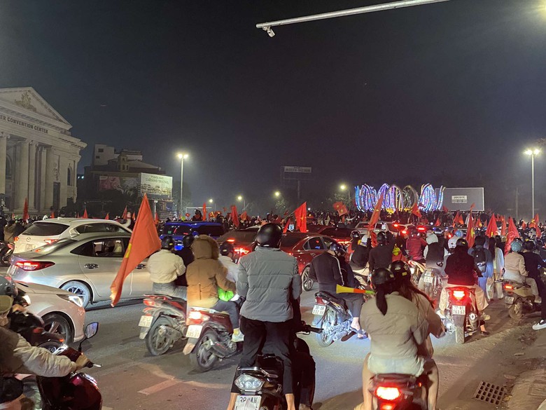 Người d&acirc;n cả nước xuống đường mừng tuyển Việt Nam v&ocirc; địch AFF Cup lần thứ 3- Ảnh 8.