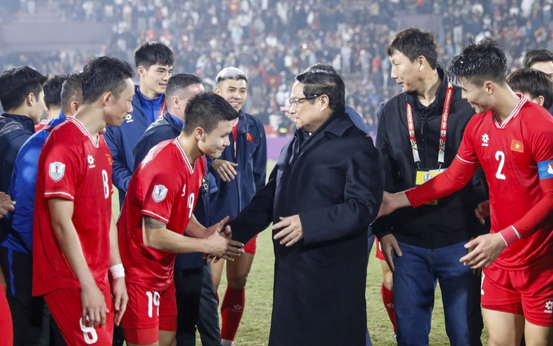 Thủ tướng ch&uacute;c mừng đội tuyển Việt Nam v&agrave; thăm hỏi cầu thủ Nguyễn Xu&acirc;n Son