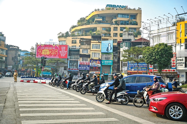Vượt đèn đỏ, đi ngược chiều giảm mạnh- Ảnh 1. Vượt đèn đỏ, đi ngược chiều giảm mạnh- Ảnh 1.
