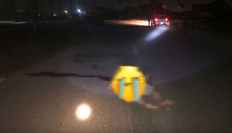 Hiện trường vụ tai nạn giao th&ocirc;ng nam thanh ni&ecirc;n t&ocirc;ng v&agrave;o dải ph&acirc;n c&aacute;ch tử vong. Ảnh: MXH