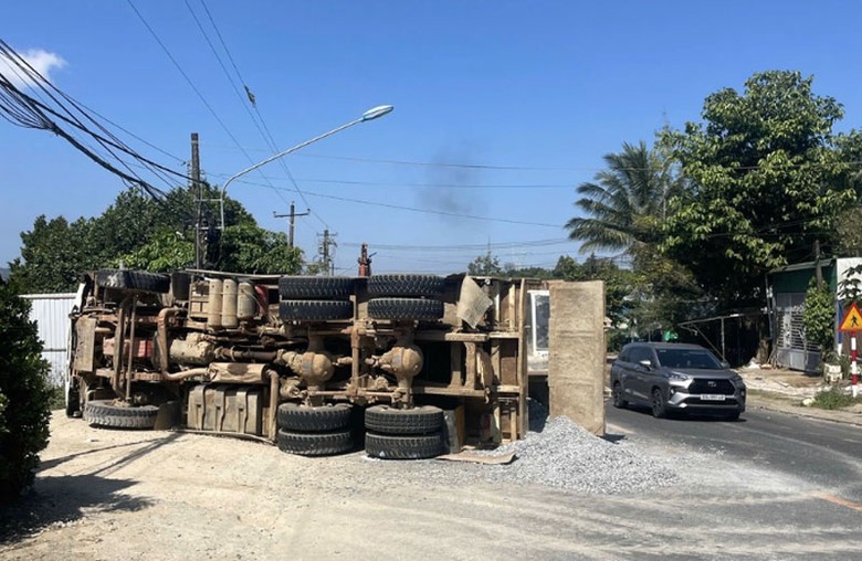 Vụ tai nạn li&ecirc;n ho&agrave;n tr&ecirc;n QL20 khiến giao th&ocirc;ng &aacute;ch tắc k&eacute;o d&agrave;i.