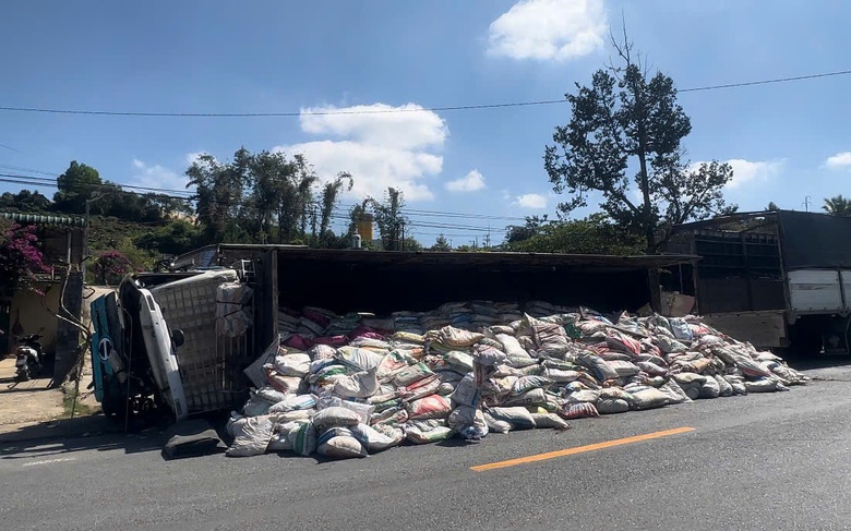 Xe tải lấn l&agrave;n g&acirc;y tai nạn li&ecirc;n ho&agrave;n với nhiều phương tiện, QL20 qua L&acirc;m Đồng &ugrave;n tắc