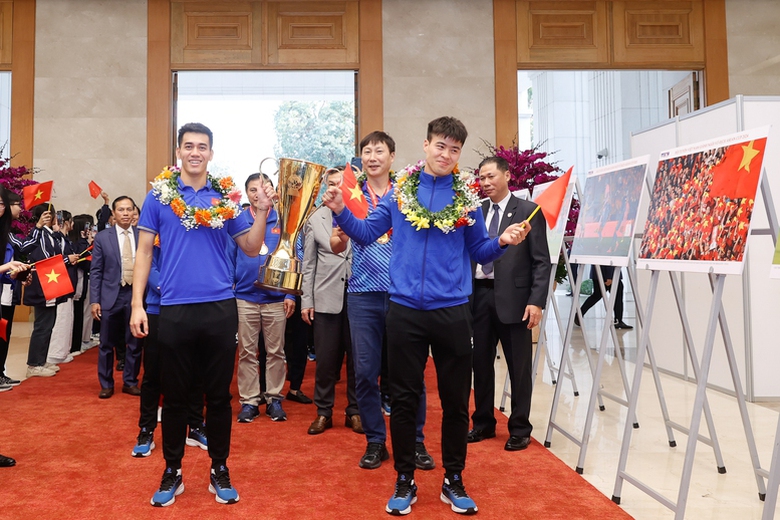 Thủ tướng: B&oacute;ng đ&aacute; Việt Nam đặt mục ti&ecirc;u v&ocirc; địch ch&acirc;u &Aacute;, tham dự World Cup- Ảnh 5.