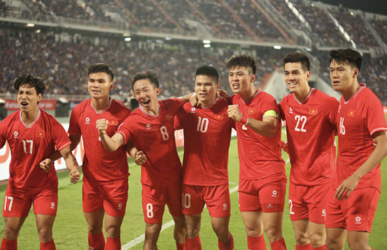 Thủ tướng ch&uacute;c mừng đội tuyển Việt Nam v&agrave; thăm hỏi cầu thủ Nguyễn Xu&acirc;n Son- Ảnh 1.