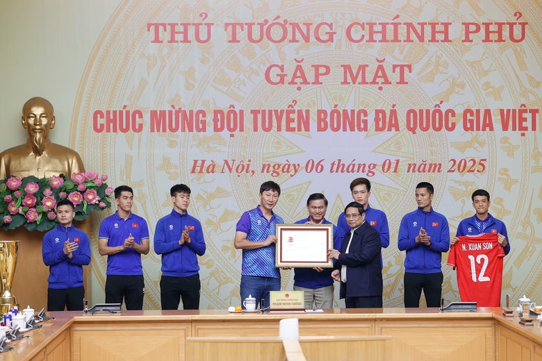 Thủ tướng: B&oacute;ng đ&aacute; Việt Nam đặt mục ti&ecirc;u v&ocirc; địch ch&acirc;u &Aacute;, tham dự World Cup- Ảnh 3.
