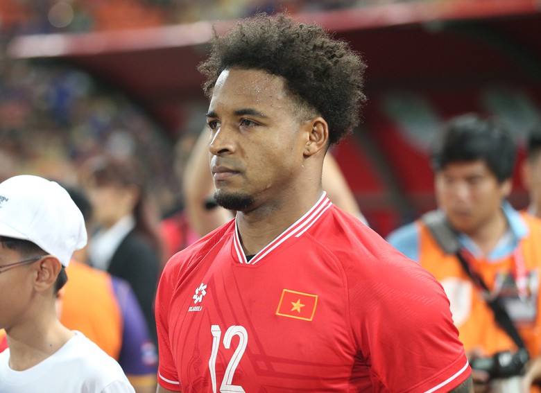 Đội tuyển Việt Nam về nước, xe cứu thương v&agrave;o tận ch&acirc;n m&aacute;y bay đ&oacute;n Xu&acirc;n Son- Ảnh 1.