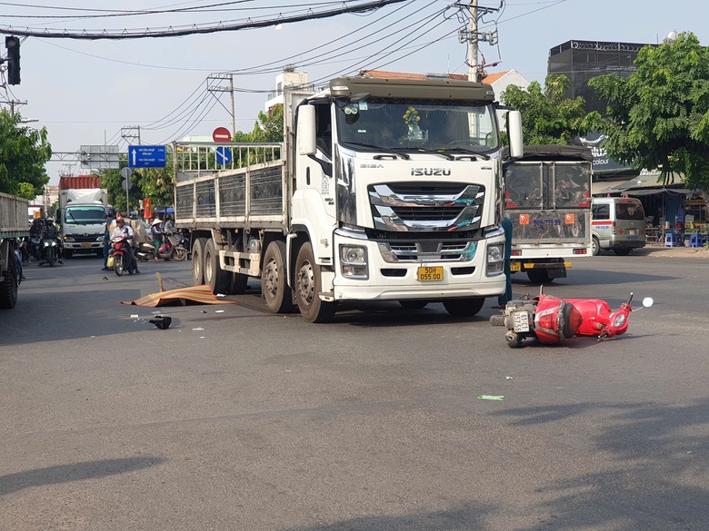 TP.HCM: Xe tải va chạm xe m&aacute;y chạy c&ugrave;ng chiều, mẹ tử vong, con trai nguy kịch- Ảnh 1.