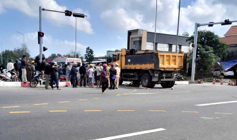 Xe m&aacute;y lọt v&agrave;o gầm xe ben, người phụ nữ tử vong tại chỗ- Ảnh 1.