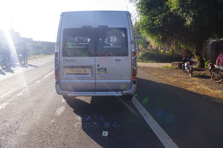 Va chạm xe kh&aacute;ch tr&ecirc;n đường Hồ Ch&iacute; Minh, người phụ nữ đi xe m&ocirc; t&ocirc; tử vong- Ảnh 1.