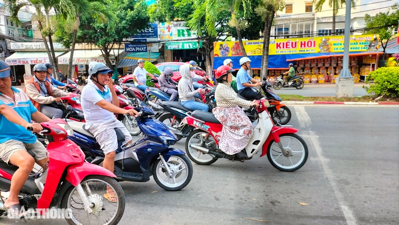Bạc Li&ecirc;u: Mức phạt tăng cao, người d&acirc;n kh&ocirc;ng "liều m&igrave;nh" vượt đ&egrave;n đỏ- Ảnh 1.