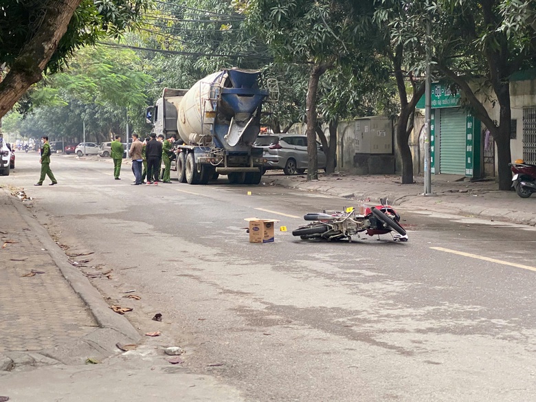 Va chạm với xe đi ngược chiều, người đ&agrave;n &ocirc;ng ng&atilde; ra đường bị xe bồn đ&egrave; tử vong- Ảnh 1.