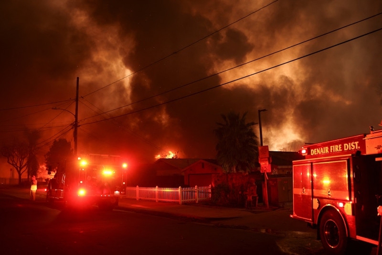 Cháy rừng ở California, Mỹ: 100.000 người phải sơ tán, ít nhất 5 người thiệt mạng- Ảnh 4. Cháy rừng ở California, Mỹ: 100.000 người phải sơ tán, ít nhất 5 người thiệt mạng- Ảnh 4.