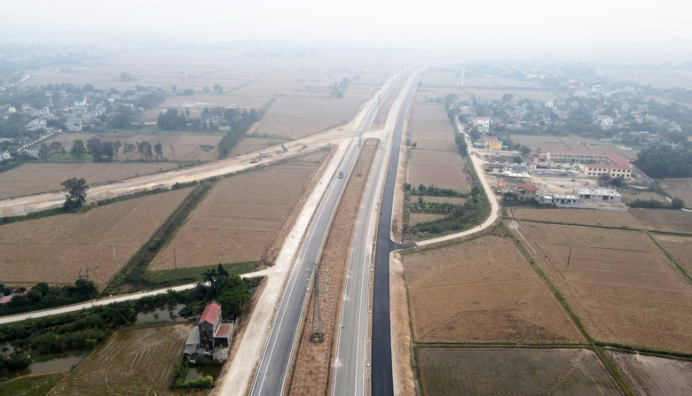 Nỗ lực thông tuyến hành lang Đông Tây 3.600 tỷ ở Hà Nam trước tết Nguyên đán- Ảnh 11. Nỗ lực thông tuyến hành lang Đông Tây 3.600 tỷ ở Hà Nam trước tết Nguyên đán- Ảnh 11.