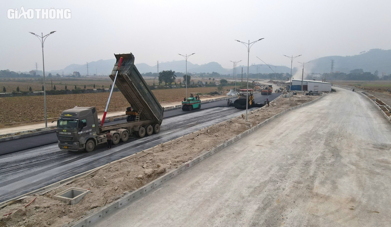 Nỗ lực thông tuyến hành lang Đông Tây 3.600 tỷ ở Hà Nam trước tết Nguyên đán- Ảnh 7. Nỗ lực thông tuyến hành lang Đông Tây 3.600 tỷ ở Hà Nam trước tết Nguyên đán- Ảnh 7.