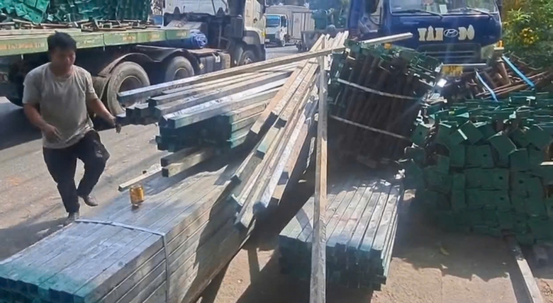 H&agrave;ng tấn sắt th&eacute;p tr&ecirc;n xe container đổ ập xuống đường, người d&acirc;n hoảng hốt th&aacute;o chạy- Ảnh 1.