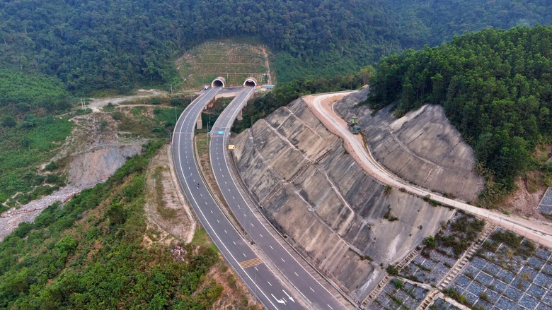 Ho&agrave;n th&agrave;nh sửa chữa hư hỏng mặt đường cao tốc La Sơn - H&ograve;a Li&ecirc;n- Ảnh 1.