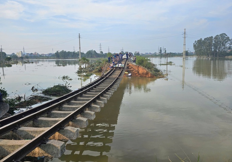 Chủ tịch H&agrave; Nội kiểm tra, chỉ đạo khắc phục hậu quả mưa lũ tại Đa Ph&uacute;c, Trung Gi&atilde;- Ảnh 2.