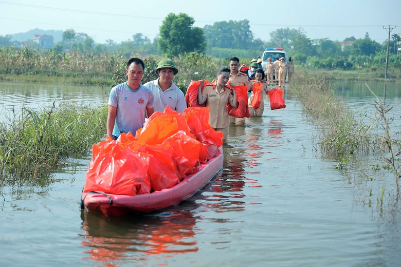 CSGT H&agrave; Nội lội nước dọn nh&agrave;, tiếp tế lương thực cho người d&acirc;n v&ugrave;ng ngập- Ảnh 1.