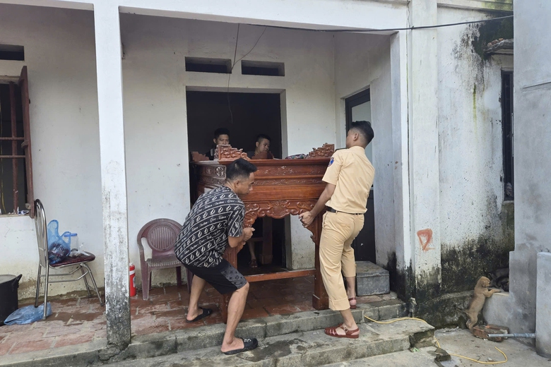 CSGT H&agrave; Nội lội nước dọn nh&agrave;, tiếp tế lương thực cho người d&acirc;n v&ugrave;ng ngập- Ảnh 7.