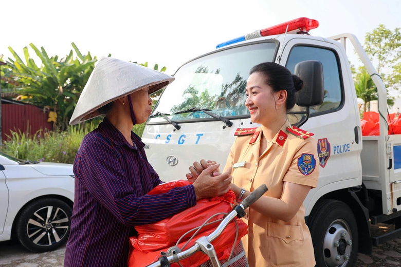 CSGT H&agrave; Nội lội nước dọn nh&agrave;, tiếp tế lương thực cho người d&acirc;n v&ugrave;ng ngập- Ảnh 9.