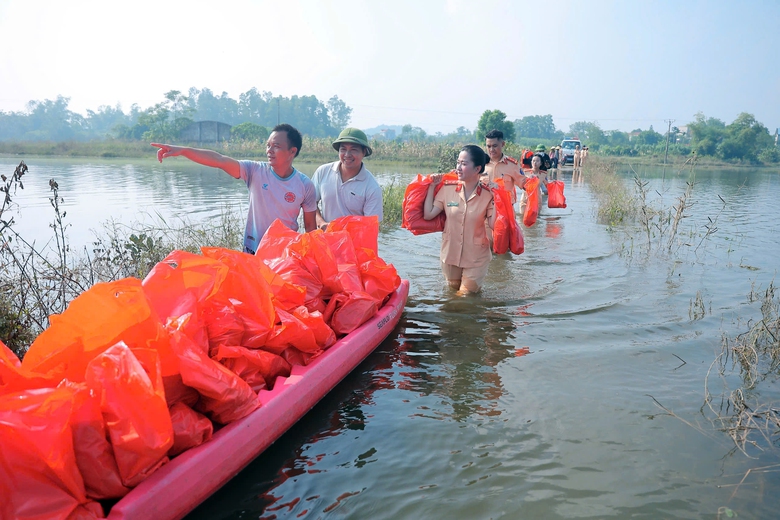 CSGT H&agrave; Nội lội nước dọn nh&agrave;, tiếp tế lương thực cho người d&acirc;n v&ugrave;ng ngập- Ảnh 10.