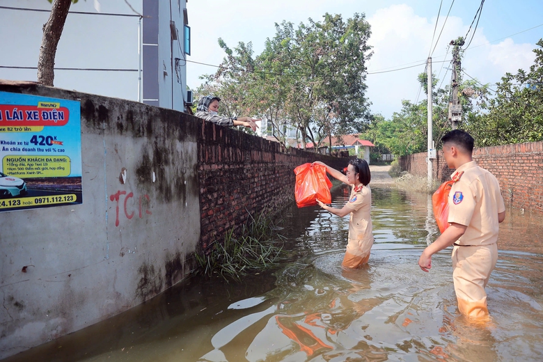 CSGT H&agrave; Nội lội nước dọn nh&agrave;, tiếp tế lương thực cho người d&acirc;n v&ugrave;ng ngập- Ảnh 5.