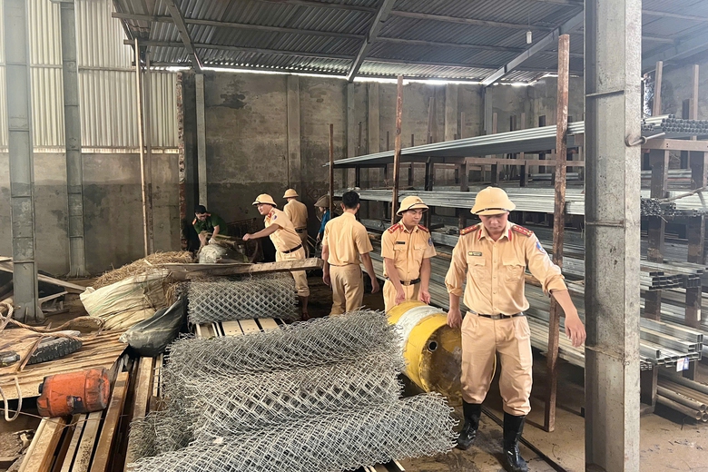 CSGT H&agrave; Nội lội nước dọn nh&agrave;, tiếp tế lương thực cho người d&acirc;n v&ugrave;ng ngập- Ảnh 3.