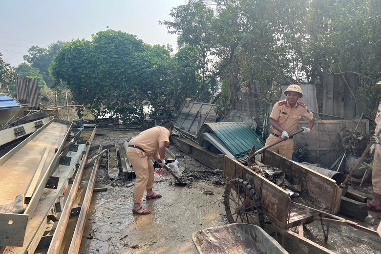 CSGT H&agrave; Nội lội nước dọn nh&agrave;, tiếp tế lương thực cho người d&acirc;n v&ugrave;ng ngập- Ảnh 2.