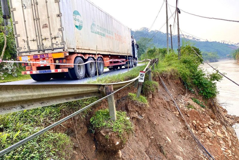 Xuất hiện nhiều điểm sạt lở tr&ecirc;n quốc lộ 2 qua Tuy&ecirc;n Quang sau mưa lũ- Ảnh 1.