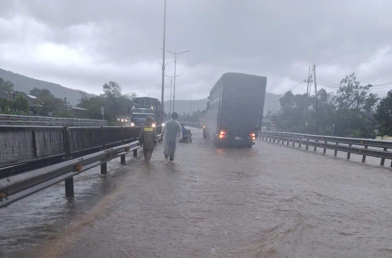 Huế: Mưa lớn g&acirc;y ngập quốc lộ 1, hồ thủy điện tăng lưu lượng xả nước- Ảnh 1.