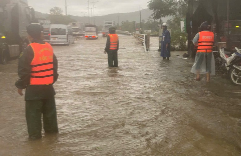 Huế: Mưa lớn g&acirc;y ngập quốc lộ 1, hồ thủy điện tăng lưu lượng xả nước- Ảnh 2.