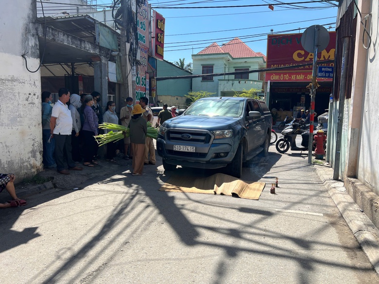 TP.HCM: Xe b&aacute;n tải &ocirc;m cua, c&aacute;n tử vong cụ b&agrave; 79 tuổi- Ảnh 1.