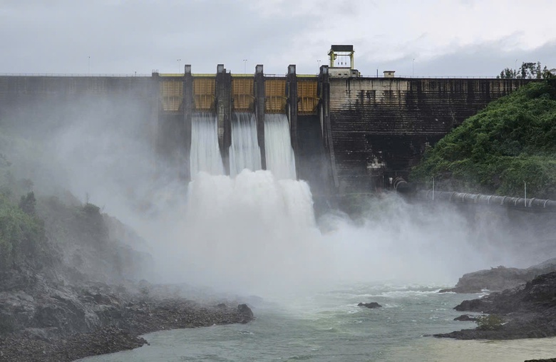 Huế: Mưa lớn g&acirc;y ngập quốc lộ 1, hồ thủy điện tăng lưu lượng xả nước- Ảnh 3.