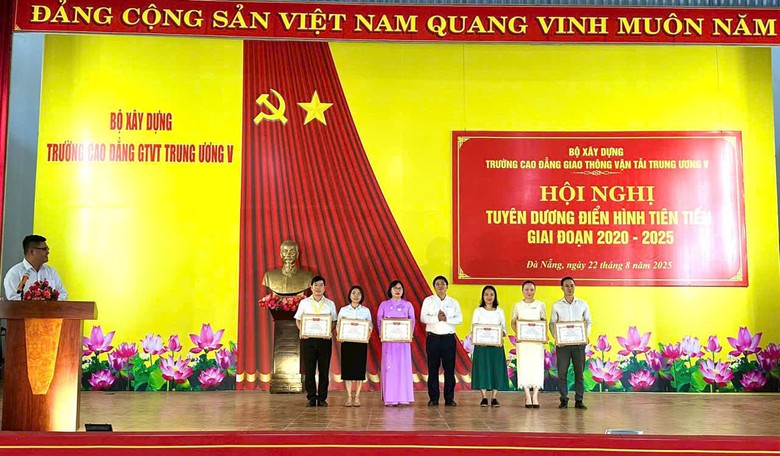 Trường Cao đẳng Giao th&ocirc;ng vận tải Trung ương V thu tr&aacute;i ngọt từ c&aacute;c phong tr&agrave;o thi đua- Ảnh 1.