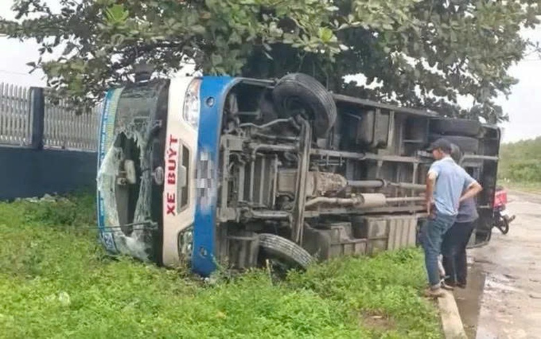 Kh&aacute;nh H&ograve;a: Xe bu&yacute;t đang chạy bất ngờ lật nghi&ecirc;ng khiến h&agrave;nh kh&aacute;ch hoảng loạn- Ảnh 1.