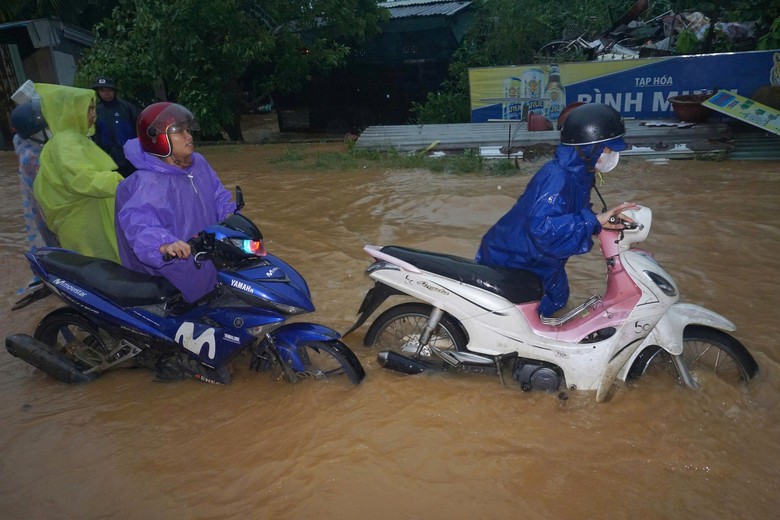 Nước lũ đục ngầu tr&agrave;n xuống khu d&acirc;n cư Đ&agrave; Nẵng sau mưa lớn- Ảnh 2.