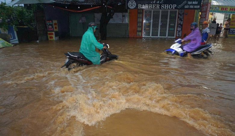 Nước lũ đục ngầu tr&agrave;n xuống khu d&acirc;n cư Đ&agrave; Nẵng sau mưa lớn- Ảnh 1.