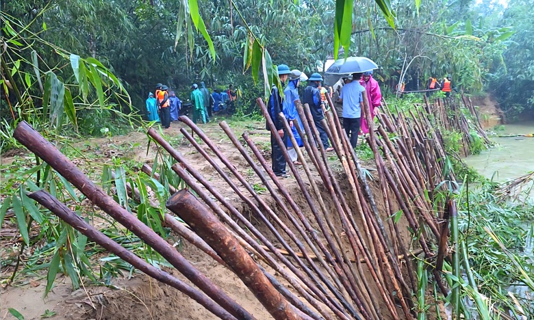Cảnh b&aacute;o nguy cơ sạt lở n&uacute;i, bờ s&ocirc;ng, bờ biển dọc c&aacute;c tuyến giao th&ocirc;ng ở Huế- Ảnh 2.