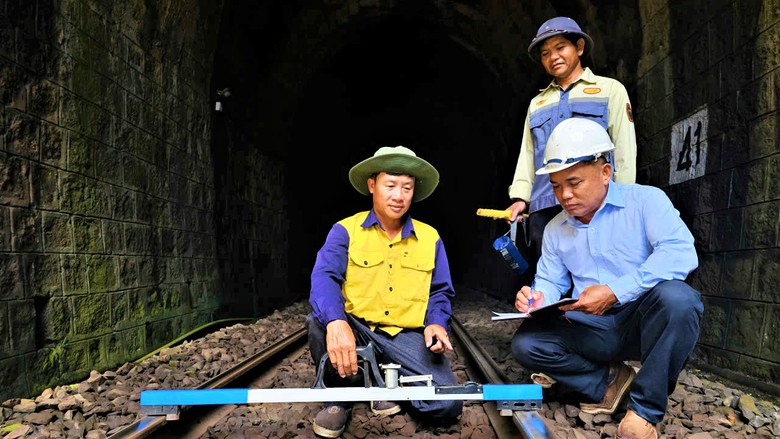 Miệt m&agrave;i giữ nhịp những chuyến t&agrave;u qua cung Đ&egrave;o Cả hiểm trở- Ảnh 1.