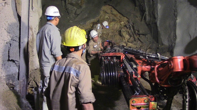 Miệt m&agrave;i giữ nhịp những chuyến t&agrave;u qua cung Đ&egrave;o Cả hiểm trở- Ảnh 4.