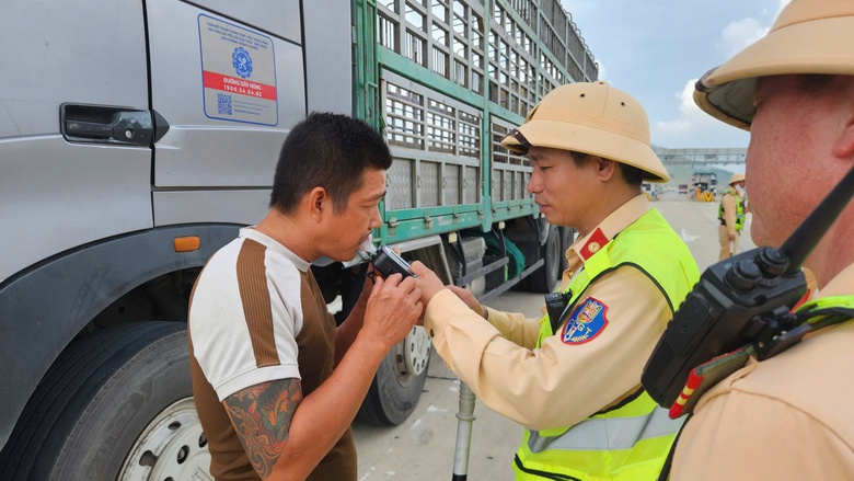 CSGT lập chốt kiểm tra nồng độ cồn tại n&uacute;t giao cao tốc, đoạn đường gần nh&agrave; h&agrave;ng, qu&aacute;n bar- Ảnh 1.