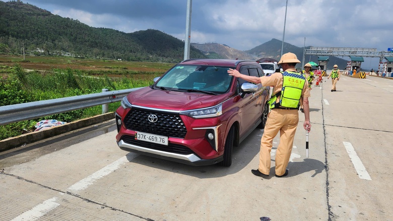 CSGT lập chốt kiểm tra nồng độ cồn tại n&uacute;t giao cao tốc, đoạn đường gần nh&agrave; h&agrave;ng, qu&aacute;n bar- Ảnh 2.