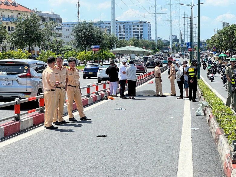 TP.HCM: Xe m&aacute;y trượt ng&atilde;, người đ&agrave;n &ocirc;ng đập đầu xuống đường tử vong- Ảnh 2.