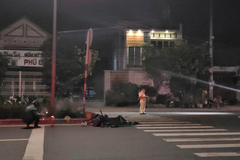 Đi xe đạp băng qua đường bị xe b&aacute;n tải t&ocirc;ng tr&uacute;ng, người đ&agrave;n &ocirc;ng 70 tuổi tử vong tại chỗ- Ảnh 1.