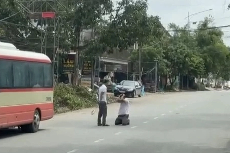 Nghệ An: L&agrave;m r&otilde; th&ocirc;ng tin h&agrave;nh kh&aacute;ch d&ugrave;ng thắt lưng đ&aacute;nh t&agrave;i xế xe bu&yacute;t giữa đường- Ảnh 1.